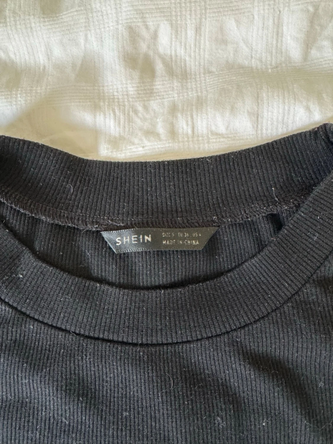 Svart ribbad crop t-shirt - 1