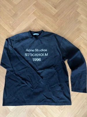 Acne studios långarmad tröja S - En acnestudios långarmad tröja i storlek S, passar 175 till 180 cm och passformen är ganska baggy. Men den är i bra skick, äkta. Kommer med sin tag och kvitto (ÄKTHETSBEVIS). Skriv om du har någon fundering🤝