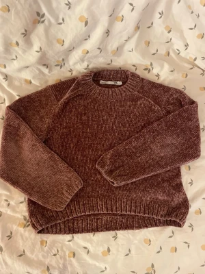 Roralila chenilletröja från lager 157 barn st 130 - Mysig rosalila stickad tröja från lager 157 i mjukt chenillematerial. Tröjan har rund halsringning, ribbade muddar vid ärmslut och nederkant samt en avslappnad passform. Barn storlek 130 