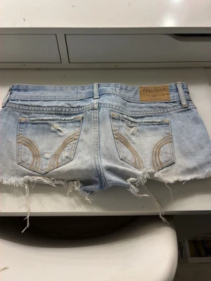 Ljusblå slitna jeansshorts Hollister - Intressekoll på mina hollister shorts. Jag älskar dessa men säljer på grund av att det är för små nu. Kom privat för fler bilder o frågor💕