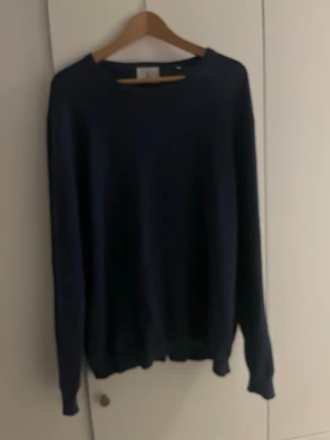 Stickat tröja från bläck - Fin blå tröja från bläck, strl L och passar mig bra som är 186 cm
