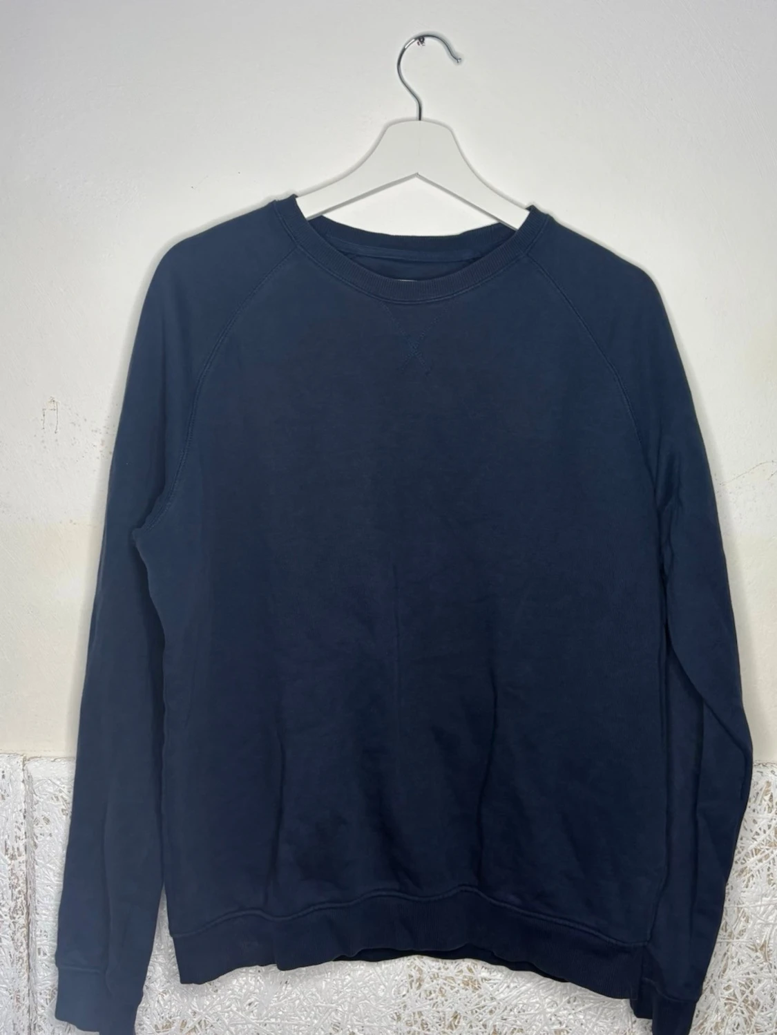 Mörkblå sweatshirt med rund hals