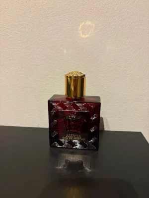 Versace röd Eau de Parfum - Lite mer än halva kvar 