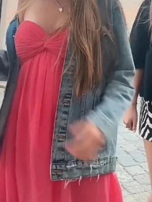 Of-sholder balklänning  - Sipersöt rosa långklänning/ balklänning. Klänningen har ett flytande fall och är ärmlös, vilket ger en somrig känsla . Perfekt för speciella tillfällen!