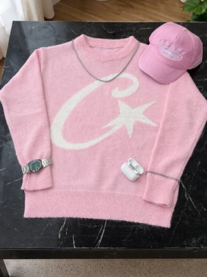 CORTIEZ + KEPS - Stickad Cortez tröja med keps, i size S och heeeelt ny. Finns i svart 🖤 rosa🩷 färger kolla min bio!                       ⚠️för att få den för 499 + keps, skriv hill mig  (123)⚠️ 