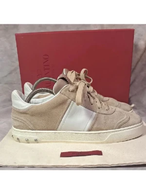 Valentino flycrews rosa/beige  - Säljer mina skor flycrews i beige/rosa. Jättebra skick. Storlek 38 men passar även 39 skulle jag säga. Alla nitar sitter kvar!! Pris kan diskuteras till en viss del