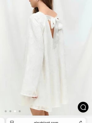 wilde flowy floral dress från gina tricot - Oanvänd kort klänning perfekt för sommaren, skolavslutning/ student. Prislappen sitter kvar. Slutsåld, nypris ca 500kr. 