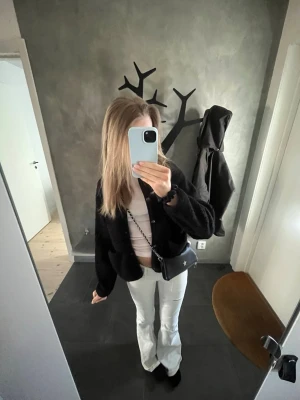 Svart axelväska - Säljer en söt axelväska svart väska från Gina tricot. Man kan ta av kedjorna, det finns också magneter som hjälper till att hålla väskan stängd. Skriv till mig om du vill ha fler bilder/mått. Pris går såklart att diskutera❣️