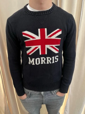Marinblå stickad tröja Morris - Riktigt snygg stickad tröja från Morris. Strl M, personen på bilden är 184 cm lång. Mycket bra skick. Skicka gärna prisförslag. Kika in min profil för mer schyssta plagg