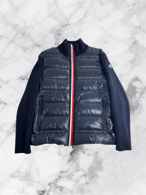 Moncler cardigan  - Storlek XL passar M väldigt bra skick 