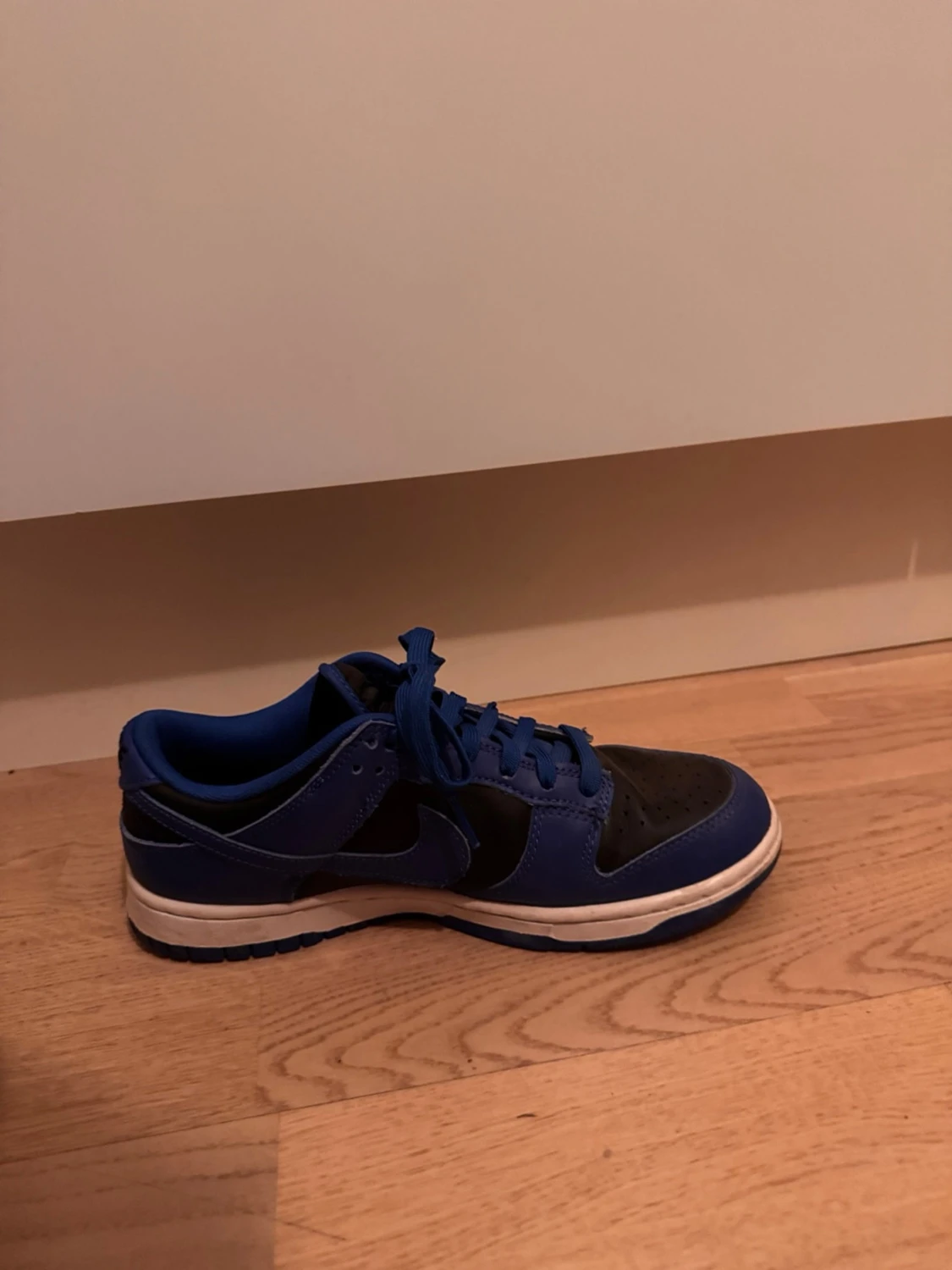 Nike Dunk Low blå och svarta sneakers - 2