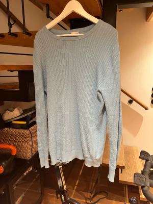 John Henric kabelstickat - Ijusblå stickat tröja från John Henric, bara legat i garderoben, jag är 187 och det är storlek L