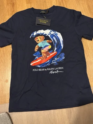 Mörkblå Polo Bear t-shirt Ralph Lauren storlek S - Mörkblå t-shirt Polo Ralph Lauren storlek S fraktar samma dag eller dagen efter