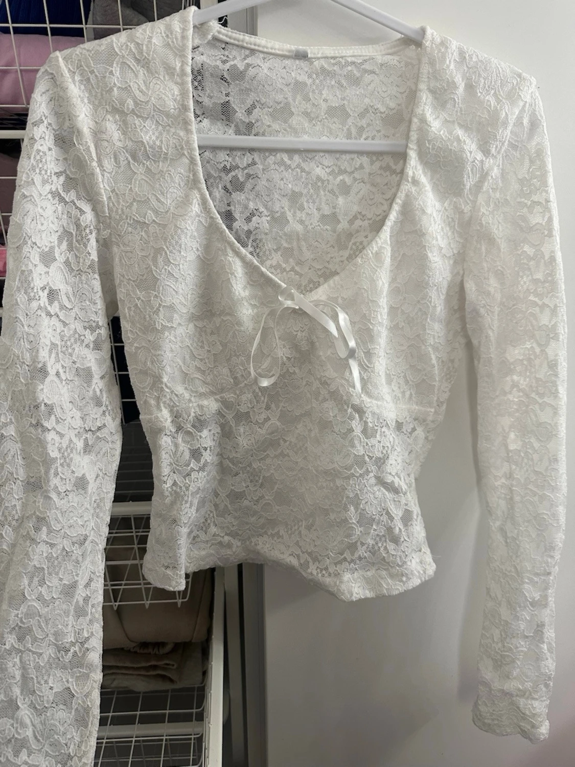 Vit spetsblus med knyt och v-ringning