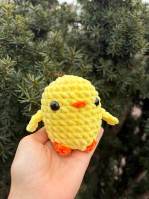 Virkad kyckling stor  - Handvirkad kyckling perfekt nu till påsk🐣 Billigare vid köp via hemsidan: M1T.shop!!!!   Storlek: ca 10x7cm  Rekommenderas ej till barn under 3 pga ögonen och dess kvävningsrisk.  Har du eget önskemål? Kontakta gärna så går det nog att lösa🥰
