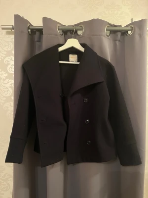 Kappa - Säljer en superfin kappa med knappar på från Gina tricot! Jag köpte kappan på Vinted och vet tyvärr inte om den är från Gina Young eller vanliga Gina samt så står det ingen storlek, men förra ägaren sålde den som en xs och det stämmer nog bra!