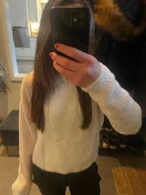 Vit stickad tröja med ribbad struktur - Mysig vit stickad tröja med ribbad struktur i storlek 146/152. Perfekt för kyliga dagar och enkel att matcha med olika outfits, skriv om ni har några frågor💕