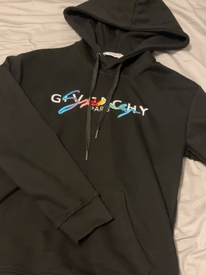 Givenchy hoodie - En topp hoodie som är väldigt snygg