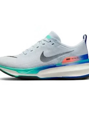 Nike löparsko med turkosa detaljer - Snygg löparsko från Nike i ljusgrått med svart swoosh, turkosa och blå detaljer samt en hint av orange vid hälen. Skon har en sportig siluett, mesh-överdel för bra ventilation och en tjock, dämpad sula för extra komfort vid löpning. Storlek 42