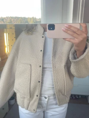 Mango jacka  - Skitsnygg jacka från mango, storlek XS men passar snarare S/M, lite oversized modell så det beror såkalrt på hur man vill att den ska sitta, fint skick!