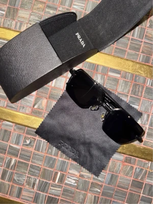 Solglasögon  - Säljer dessa Pr glasögon då de ej har kommit till användning. Helt oanvända bara testade. Perfekta inför de fina vädret som kommer nu😉 tveka inte att höra av dig vid frågor eller andra funderingar! (Flexibel vid diskussion om priset)