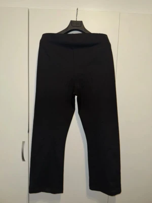 Svarta byxor  - Säljer ett par svarta leggings med rak passform och hög midja. De är gjorda i ett stretchigt och mjukt material som sitter skönt på kroppen. Inga fickor eller synliga detaljer, bara en clean och enkel look som funkar till allt.