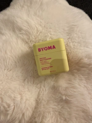 BYOMA Melting Balm Cleanser 50g - BYOMA Melting Balm Cleanser i en ljusgul fyrkantig plastburk. Innehåller 50g rengöringsbalm med barrier lipids, moringaolja och glow field extract. Perfekt för att ta bort smink och rengöra huden på djupet.