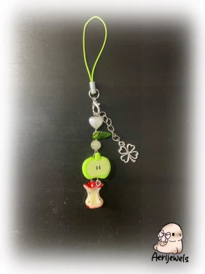 Apple  - 100% handgjord av mig! Snälla kontakta innan du trycker på köp nu, ifall den redan har blivit såld på en annan app🫶🏼 #trinket #y2k #alt #emo #goth #anime #kpop #scene #whimsical #fairy #fairycore #fairygrunge #kawaii #coquette #sanrio #juminocore #shoujo #swag #mlp #mylittlepony #bluelock #saikik #demonslayer #naruto #jujutsukaisen #jjk