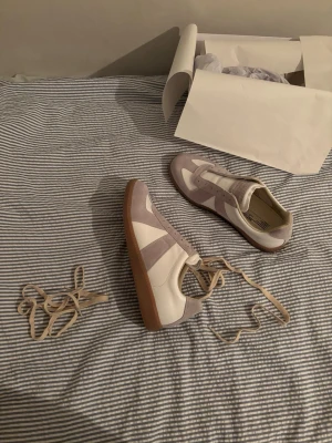 Maison Margiela Off White Gats - Tja! Hjälper polaren sälja dessa gats från margiela då han vill bli av med dem. Låda tillkommer men kvitto är dessvärre bortslarvat, därav priset, vid frågor hojta!