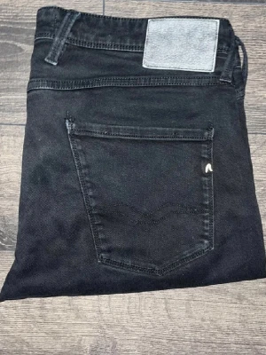 Svarta anbass jeans från Replay - L34 W34, riktigt schyssta anbass jeans i svart, bra skick utan defekter skriv för mer frågor och funderingar 👍