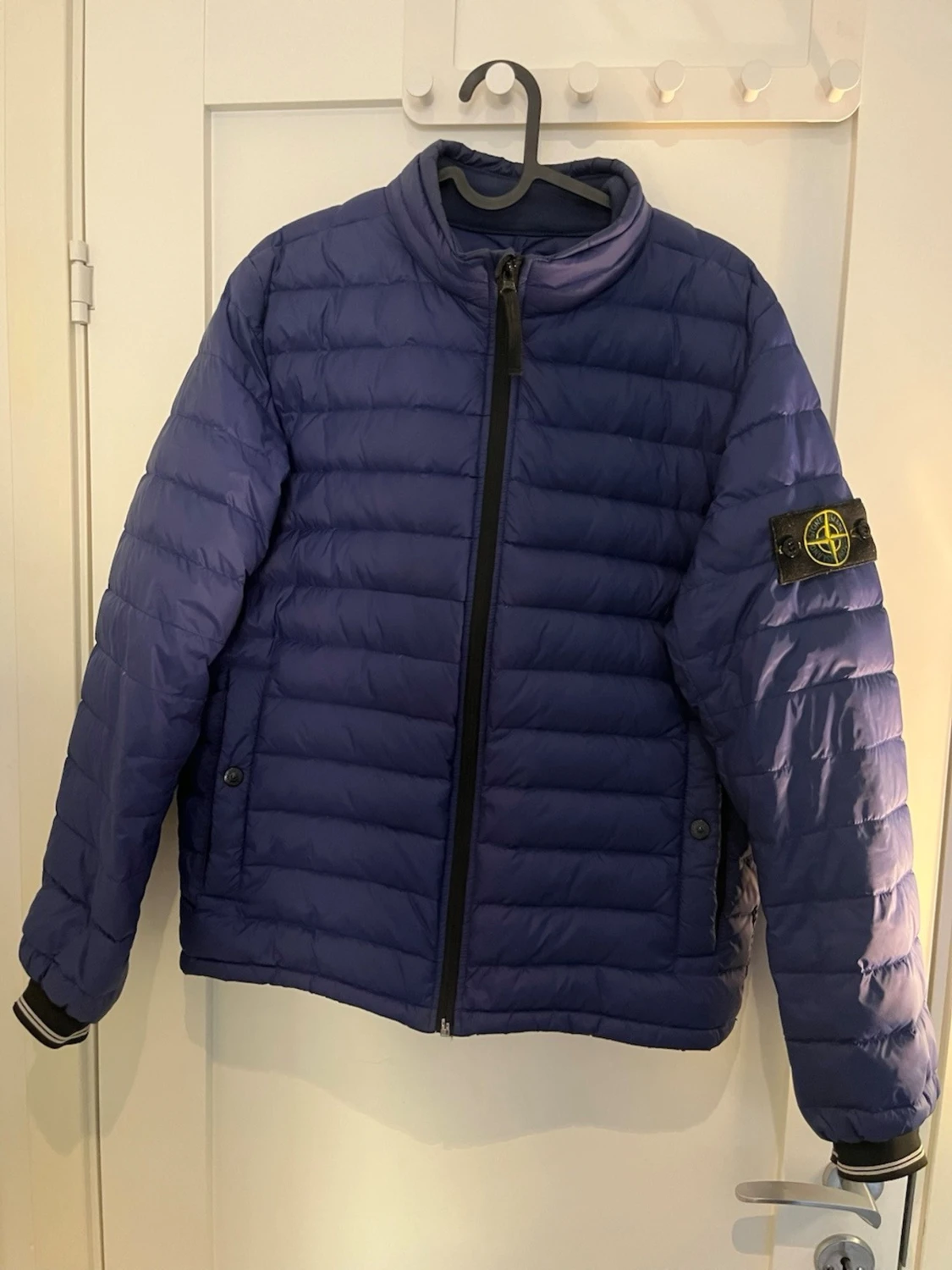Marinblå dunjacka från Stone Island