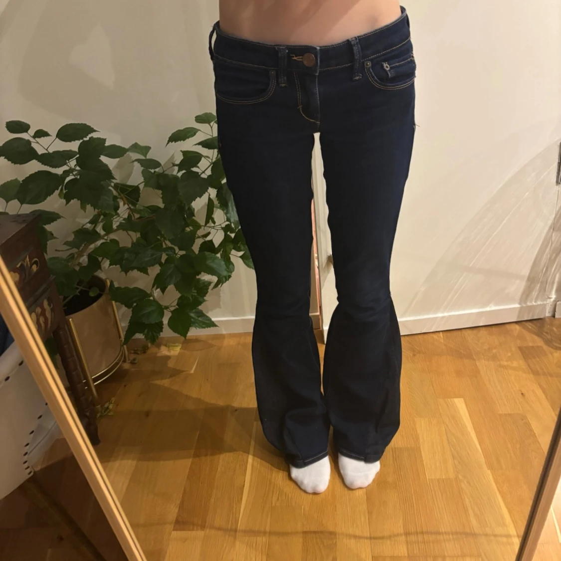 Mörkblå American Eagle bootcut jeans