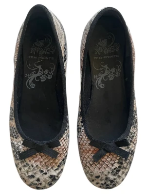 Ballerinaskor från Ten Points  - Orm-mönstrade ballerinaskor med rundad tå och rosett 🤎