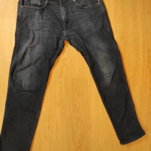 Mörkblå loose fit jeans från Cheap Monday - Säljer ett par mörkblå jeans från Cheap Monday med loose fit och låg gren. Jeansen har klassiska fem fickor, dragkedja och knapp i midjan samt raka ben. Materialet är slitstarkt denim i bomull. Perfekta för en avslappnad och trendig look.