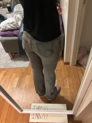 gråa lågmidjade jeans subdued - Jättefina jeans från subdued köpt i Rom. Nypris 800kr. Lite små fläckar på framsida lår, (se bild 3) men inget som tydligt syns! Midjemått 36,6 rakt över men väldigt stretchiga. Strl 40. Pris går självklart att diskuteras 💞