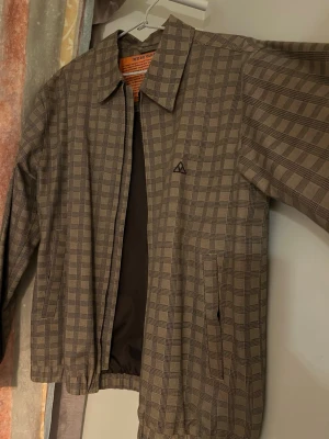 Rutigt overshirt/vårjacka - Extremt fin vårjacka/overshirt som jag har använt 2 gånger. Köpt från carlings. Säljs för att jag inte använder den och för den har bara legat i garderoben rätt länge nu. 