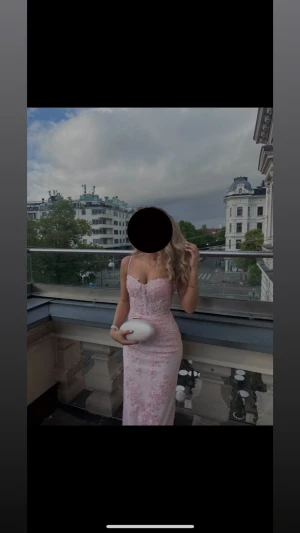 Balklänning - Jag säljer nu min superfina balklänning som endast används en gång, en perfekt balklänning till dig som vill se fin och elegant ut🌸Klänningen har en superfin korsett, är blommig och är i en superfin ljusrosa färg. Klänningen är i storlek 32/34🌸Priset kan diskuteras vid snabbt köp.
