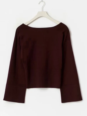 Vinröd tröja med v-ringad rygg - Inga tecken på användning. Strl 146/152. Slutsåld på gina tricot. Tveka inte att höra av dig vid frågor💕