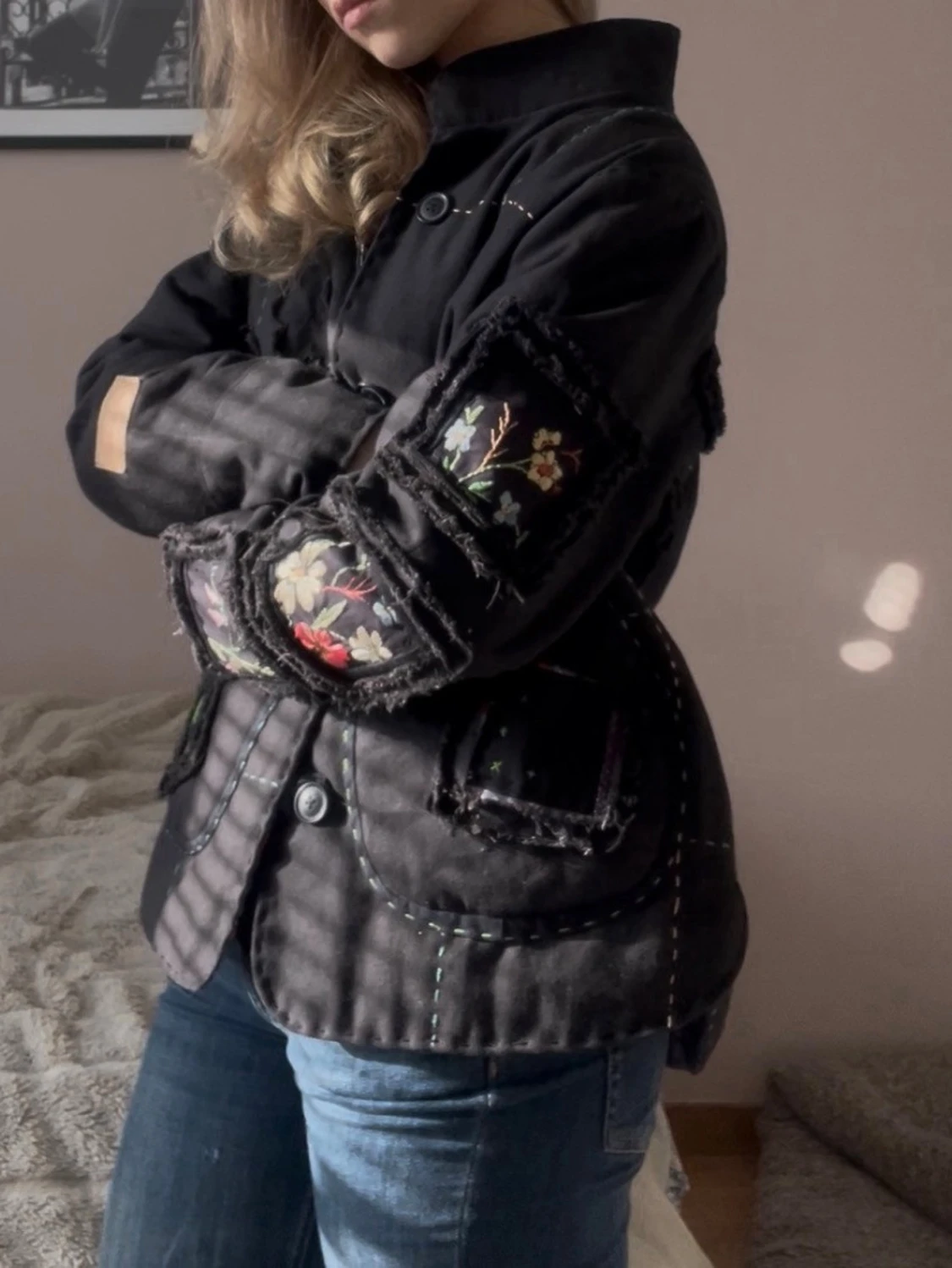 Svart jacka med blommor - 6