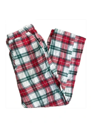 Rutiga pyjamasbyxor i rött och grönt - Mysiga pyjamasbyxor med klassiskt rutigt mönster i rött, grönt och vitt. Byxorna har resår i midjan och är tillverkade i mjukt tyg, perfekta för chillkvällar hemma. Passar dig som gillar en avslappnad och bekväm stil.