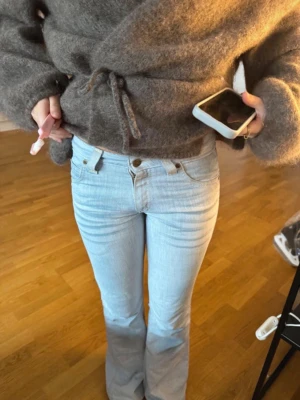 Ljusblå bootcut jeans från Lee - Säljer ett par ljusblå jeans från Lee med bootcut-modell och klassisk femficksdesign. Jeansen har en snygg passform och subtila detaljer vid fickorna. Perfekta för dig som gillar en avslappnad men trendig stil.