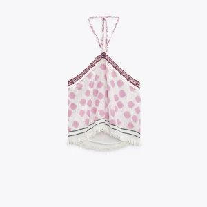 Fin topp från zara - Jättesöt topp från zara med fin rygg. Den är i perfekt skick men jag har dock inte använt den så mycket och därför vill jag sälja den💗kostar egentligen 330kr. Köparen står för frakten💝