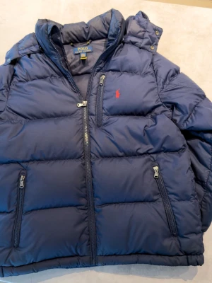 Ralph Lauren pufferjacka - Fett pufferjacka från Ralph Lauren som är i fint skick och fin färg, är i barnstorlek L. Tveka inte att höra av er, skickas inom en dag!
