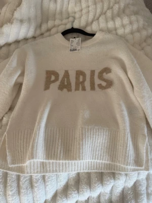 Vit stickad tröja  - Helt ny vit stickad tröja från hm. Inte använd en ändå gång. Storlek XS. Snabb affär!💓
