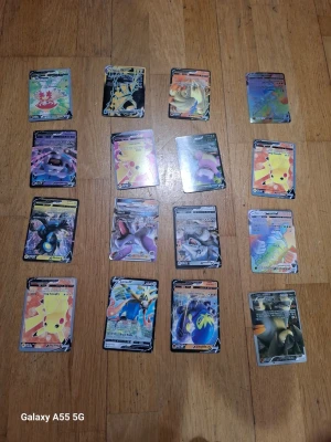 Samling Pokémonkort GX och V - Säljer en samling med 16 Pokémonkort av typen GX och V. Korten har färgstarka motiv med olika Pokémon och holografiska effekter. Perfekt för dig som vill utöka din samling eller byta med vänner. Alla kort har officiell Pokémon-design på baksidan. Falak