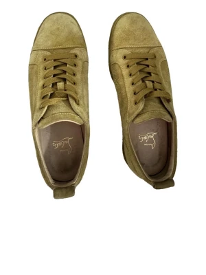 Christian Louboutin Louis junior sneakers äkta - Säljer ett par tvär feta loubs de är i mycket bra skick. De är självklart äkta✅Lägg gärna bud! 😃Skorna är i storlek 40,5 vilket du kan se på bild (5) de sitter större, hade sagt att de sitter mer som stl 41-41,5 kan även gå ner i pris vid snabb affär!