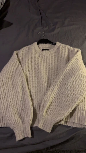 Beige stickad tröja från Even&Odd - Säljer en beige stickad tröja från Even&Odd med grov ribbad struktur och rund hals. Tröjan har långa ärmar och breda muddar vid ärmslut och nederkant. Perfekt för dig som gillar en chill och oversized look. Använt tröjan ett fåtal gånger men legat i garderoben ett tag💞 pytte lite nopprig men inget som syns! 