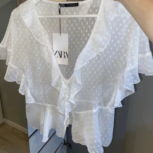 Zara topp - Söt topp från zara perfekt till sommaren. Passar bra till en kjol speciellt om dem är bruna eller jeans tyg. Prislappen är borttagen! 