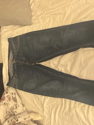 Mörk blå nudie jeans - Tjena! Säljer ett par riktigt schyssta nudie jeans!  Modellen är steady Eddie och Ny pris är cirka 1500kr. Jeansen är i prima skick och funkar till allt!😮‍💨 mitt pris är endast 899kr och det är inte hugget i sten så hör av er vid frågor 🫡😀😁