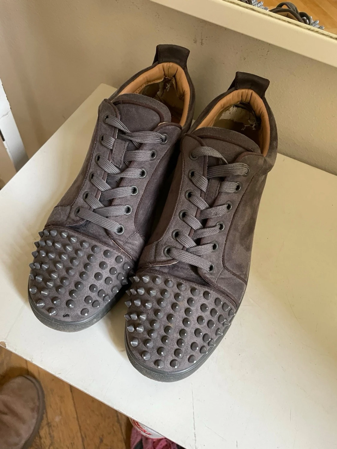 Gråa Louboutin 